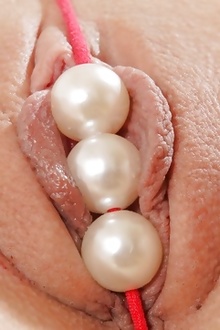 Leila nasty babe loves to pussy play