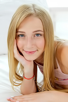 Elizabeth Evans Sweet Elizabeth Evans satisfies herself in bed