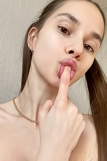 Leona Mia Amateur Nude Selfies