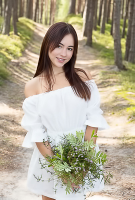 Dellia Real Cutie Brunette Gives Outdoors Nude Show