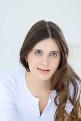 Luna Pica Kneeling To Flaunt Her Perfect Ass