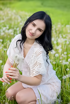 Sasha Jane Unveils Her Curves To Morning Sun Amid Wildflowers